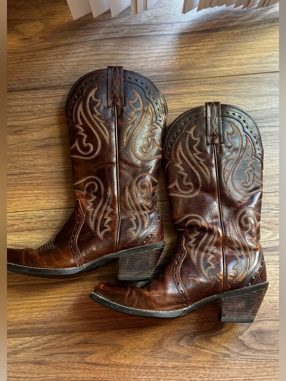 Ariat Brown Leather Western Cowboy Boots with Embroidered Design